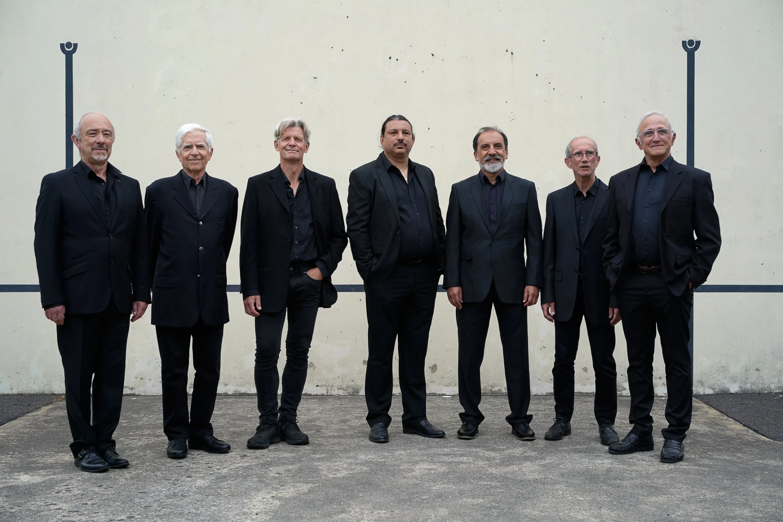 groupe de musiciens avec en fond un fronton basque