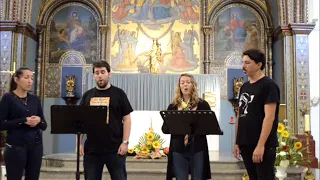 groupe de chanteur dans un édifice religieux