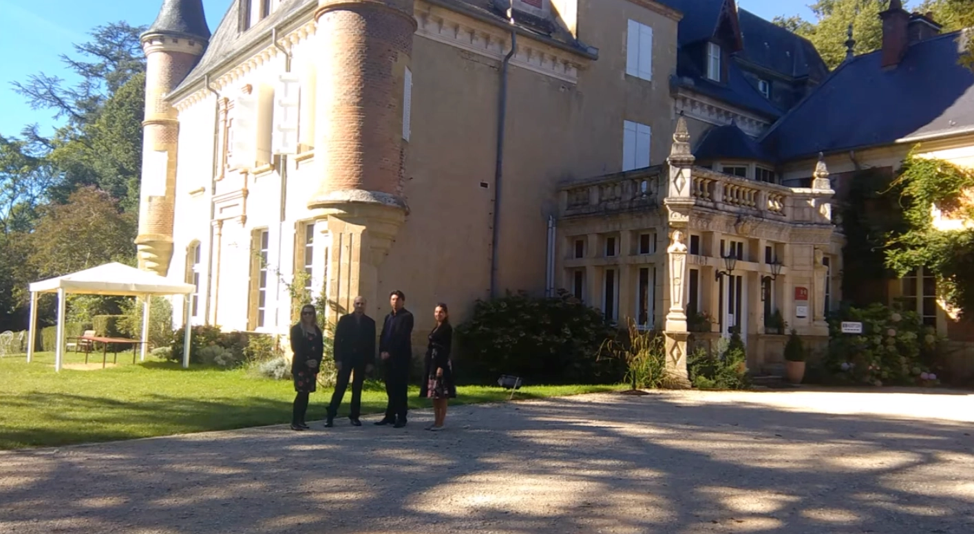 Quatuor Thaleia devant un château hôtel